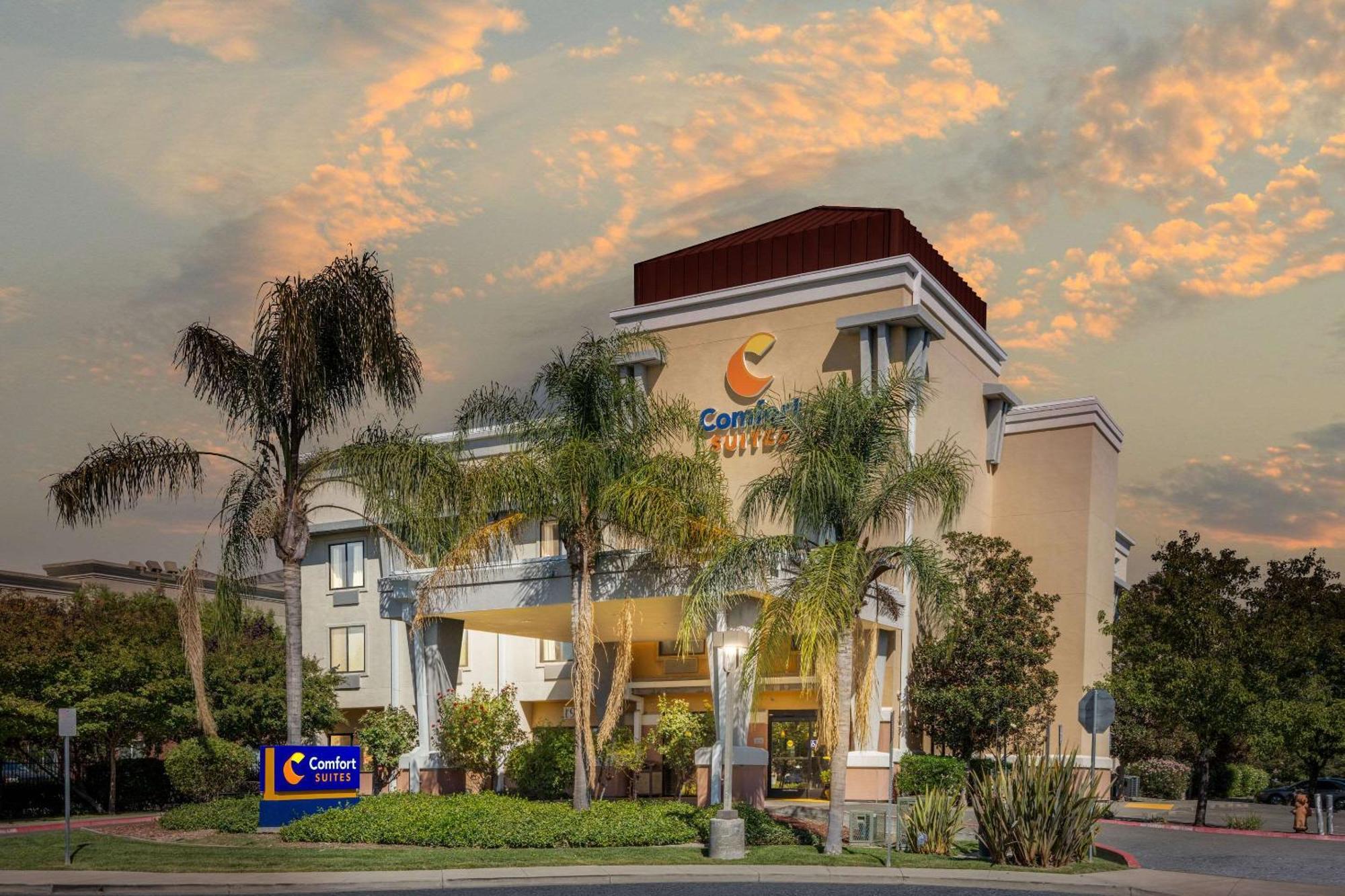 คอมฟอร์ท สวีทส์ Hotel วาคาวิลล์ ภายนอก รูปภาพ